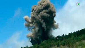 Video: lava volcánica cortando una carretera en La Palma
