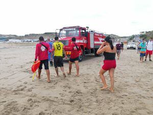 Rescatan a tres personas que se estaban ahogando en playa San Mateo