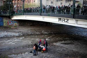 Madre del menor empujado por carabinero al río Mapocho: "Amanece triste, pasa acostado y no puede usar las manos"