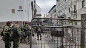 El Palacio de Carondelet está blindado de mallas metálicas y fuerte contingente de militares y policías ante anuncio de protestas