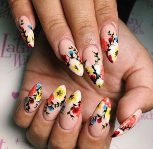 Diseños florales de uñas que marcarán tendencia esta temporada