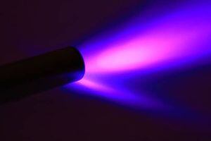 Luz ultravioleta ‘desactiva’ en segundos al coronavirus, ¿cómo funciona?
