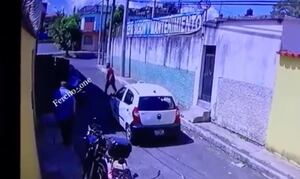 VIDEO. Pasajero le roba el auto a un taxista en la colonia Carabanchel