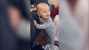 Bebê que era surdo emociona ao ouvir música pela primeira vez