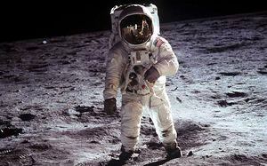 Tipo se encuentra video original de misión lunar Apolo 11 y lo subasta por una millonada