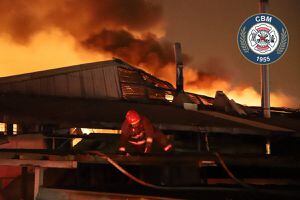Incendio consume una fábrica textil en la Calzada San Juan