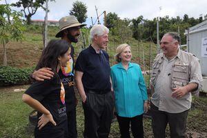 Los Clinton visitan a un grupo de agricultores puertorriqueños