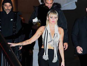 Miley Cyrus presume su figura y baile con su novio Cody Simpson