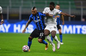 Lukaku salvó a Vidal y al Inter de una derrota como local ante el Monchengladbach en su debut en la Champions