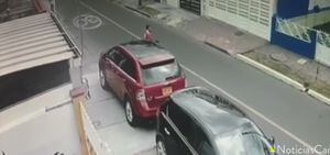Cuatro camionetas en segundos: capturan en video a ladrón de espejos y otras piezas automovilísticas