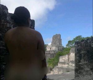 Denuncian "exhibicionismo" por mujer que posó desnuda en ruinas de Tikal