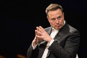 Elon Musk anunció que el primer paciente humano pronto recibirá un dispositivo Neuralink, una interfaz cerebro- computadora