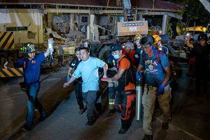 Terremoto en Filipinas: Una piscina se rompe en la terraza de un edificio