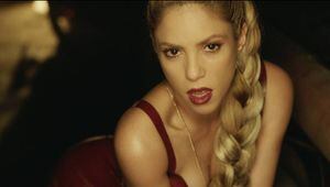 Shakira presume elasticidad y deja expuesta sexy lencería por accidente