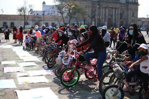 Niñas en bicicleta exigen justicia por asesinatos de menores