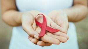 Por qué no te vas a contagiar con un beso y otros 7 mitos sobre el VIH/sida
