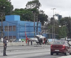 Helicóptero da PM pousa em avenida para resgatar vítima de acidente