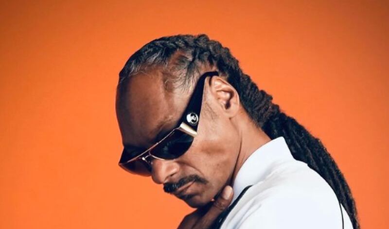 ¿Snoop Dogg limpiando parabrisas en Cali?
