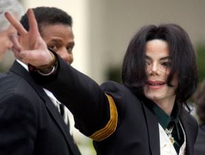 Reportan que hija de Michael Jackson intentó suicidarse, mientras, ella tuitea
