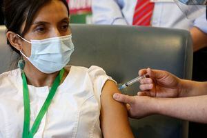 Con vacunación contra el coronavirus encima, siguen desconfianza y dudas según encuestas