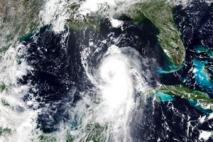 Laura alcanza categoría 4; amenaza a Texas y Luisiana