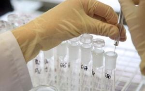 Cómo funciona la píldora que ofrecerán a miles de mujeres en Reino Unido para prevenir el cáncer de mama
