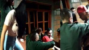 Captan a policías de Colombia bailando y sin mascarilla en fiesta clandestina