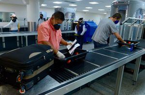 FOTOS: Viajeros pasan por varios filtros en el aeropuerto de Guayaquil