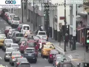 Captan robo de celular durante la luz roja del semáforo en Guayaquil
