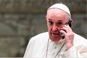 Papa Francisco atiende una 'misteriosa' llamada telefónica durante audiencia en el Vaticano