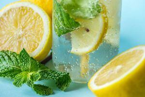 Estos es lo que el agua con limón en ayunas puede hacer por tu cuerpo
