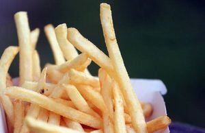 Siento mi corazón partirse en dos: científicos aseguran que sólo podemos comer seis papas fritas al día si queremos cuidar nuestra salud
