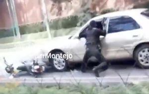 VIDEO. Automovilista atropella a PNC y le pasa el carro sobre su motocicleta