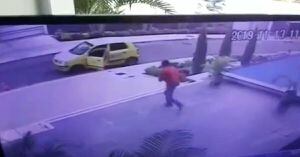 (VIDEO) Descuido de taxista por poco genera una tragedia