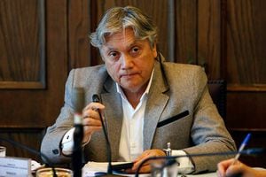 Senador Alejandro Navarro permanece en la UCI tras ser sometido a cirugía cardiaca