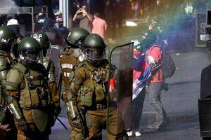 Nueva jornada de enfrentamientos en Santiago vuelve a cortar el tránsito en la Alameda