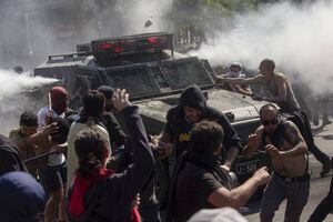 Decretan toque de queda ante protestas y saqueos en Chile