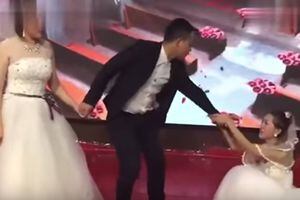 VIDEO: Mujer llegó a la boda de su ex vestida de novia y le rogó de rodillas que se casara con ella