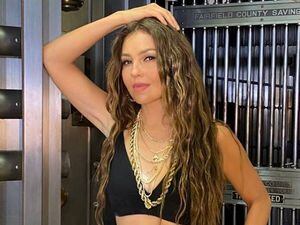 Thalía se une al reto del 'cambio' en TikTok con un corsé de cuero con púas y falda transparente de encaje
