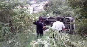 VIDEO. Bus escolar cae a un barranco en la antigua ruta a Amatitlán