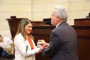 Mientras lanzaban ratas al Senado, Uribe le daba la mano a una exguerrillera