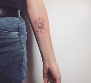 Los más ingeniosos tatuajes del sol para mujeres que son líderes y valientes
