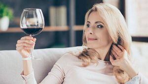 Estudio revela que dejar de beber alcohol beneficia la salud mental de las mujeres