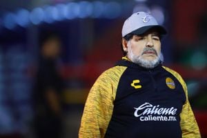 El lujo de Diego Maradona sentado que le da la vuelta al mundo
