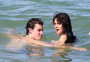 Shawn Mendes y Camila Cabello fueron captados en la playa mientras se besaban apasionadamente