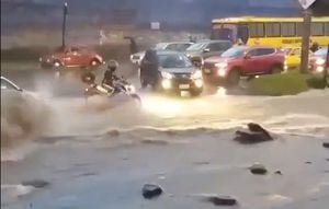 Así fue arrastrado un motociclista por las fuertes lluvias en el norte de Quito