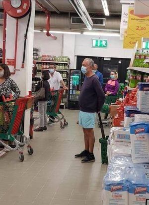 Foto del presidente de Portugal haciendo fila en un supermercado dio la vuelta al mundo