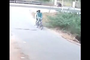 Momento de desespero: Vídeo mostra como cobra que atravessava a rua ataca bicicleta e coloca homens para correr