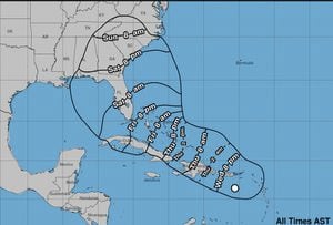 Ciclón tropical sigue su curso a menor velocidad con vientos de 45 mph