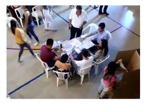 Jurado de mesa de votación en Medellín será investigado por esconder tarjetones